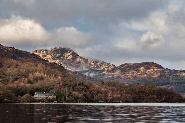 Imagem Paisagem Bonita Através Loch Lomond Olhando Para Neve Tampado — Fotografia de Stock