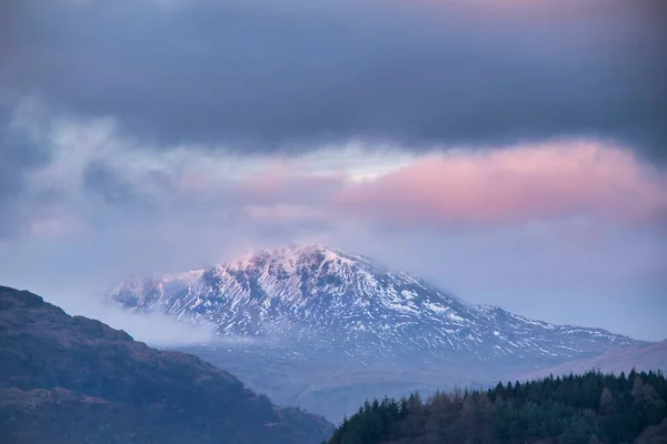 Hermosa Imagen Paisaje Través Loch Lomond Mirando Hacia Cima Montaña — Foto de Stock