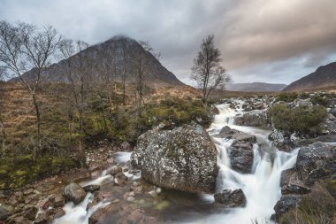 Bir kış sabahı İskoç dağlarında Buachaille Etive Mor şelalesinin çarpıcı manzara görüntüsü.