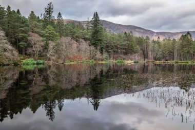 Glencoe Lochan 'ın, Glencoe' lu Pap ile bir kış akşamında çekilmiş güzel bir manzara görüntüsü.