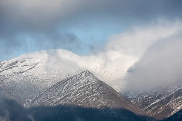 Kış Mevsiminde Lake District Teki Skiddaw Karlı Dağ Manzarasının Şaşırtıcı — Stok fotoğraf