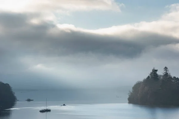 Epic Landscape Image Looking Derwentwater Lake District Catbells Snowcapped Mountain — Stock Photo, Image