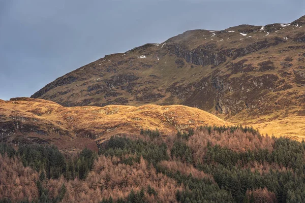 Prachtig Landschapsbeeld Loch Lomond Kijkend Naar Besneeuwde Bergtop Ben Lui — Stockfoto