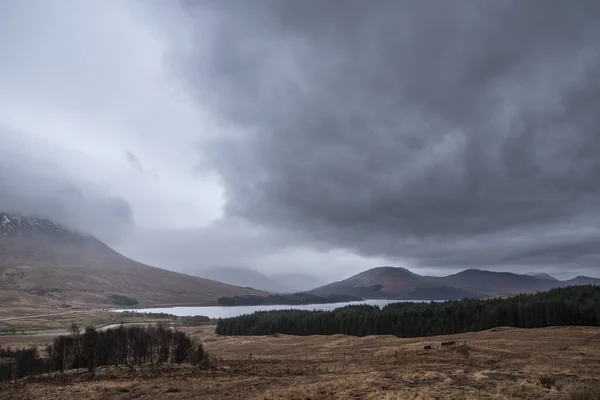 Imagem Dramática Paisagem Loch Tulla Nas Terras Altas Escócia Perto — Fotografia de Stock