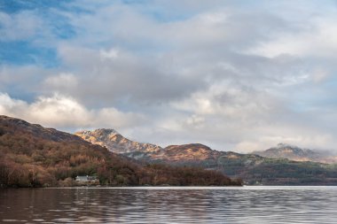 Lomond Gölü 'nün karşısındaki güzel manzara İskoç Highlands' taki Ben Lui dağ zirvesine bakıyor.