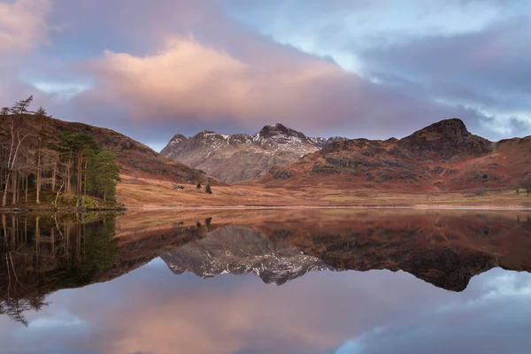 Beautiful Winter Sunrise Blea Tarn Lake District Snow Capped Langdale — Stock Photo, Image