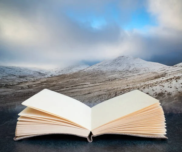 Composito Digitale Bellissimo Paesaggio Catena Montuosa Innevata Nel Tardo Pomeriggio — Foto Stock