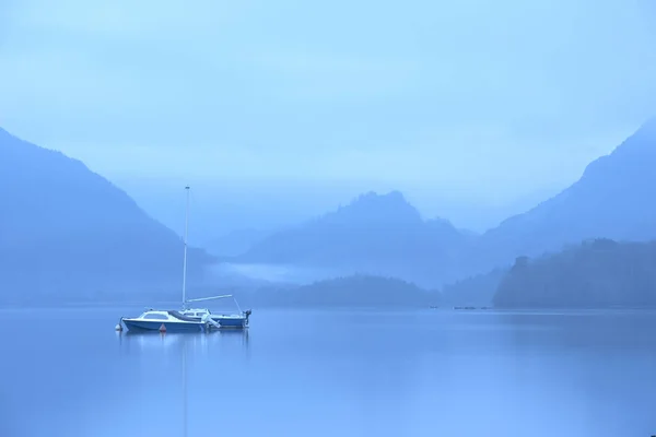 Bella Immagine Paesaggistica Nebbioso Derwentwater Nel Lake District Freddo Mattina — Foto Stock