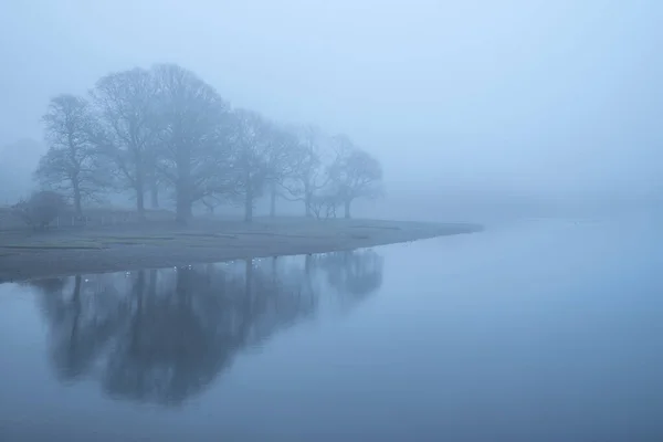 Belle Image Paysage Derwentwater Brumeux Dans Lake District Sur Froid — Photo