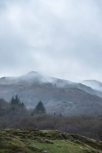 在多雾的冬日早晨 从Elterwater向Langdale Pikes山脉方向望去 令人惊叹的景观图像 — 图库照片