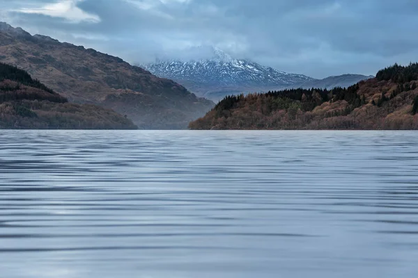 Bella Immagine Paesaggistica Attraverso Loch Lomond Guardando Verso Vetta Innevata — Foto Stock