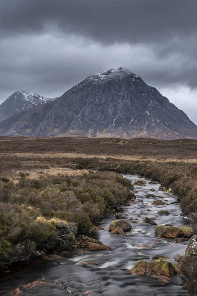 風の強い空と照明で冬の朝にスコットランドのハイランドでBuachaille Etive MorとRiver Etiveの壮大な風景画像 — ストック写真