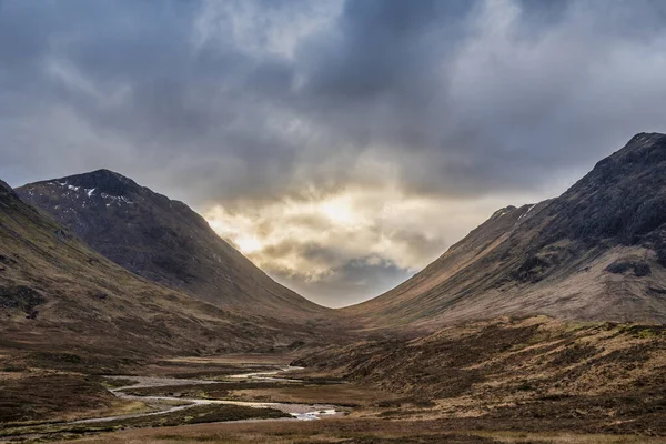 Prachtig Uitzicht Het Landschap Glencoe Valley Schotse Hooglanden Met Bergketens — Stockfoto