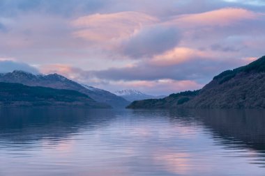 Lomond Gölü 'nün karşısındaki güzel manzara İskoç Highlands' taki Ben Lui dağ zirvesine bakıyor.