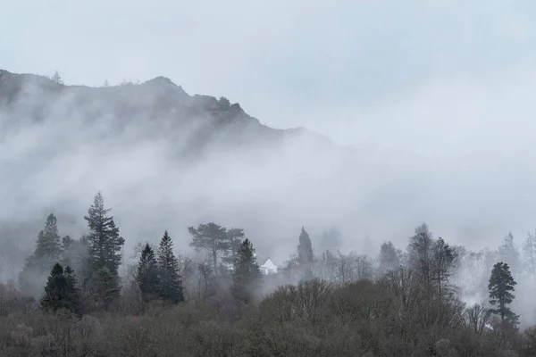 在多雾的冬日早晨 从Elterwater向Langdale Pikes山脉方向望去 令人惊叹的景观图像 — 图库照片