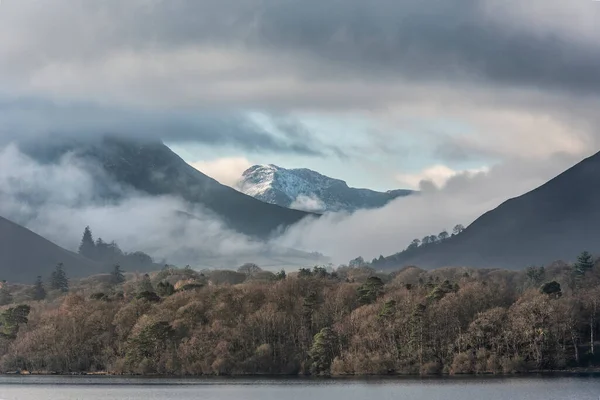 Epische Landschapsbeeld Kijkend Derwentwater Lake District Richting Catbells Besneeuwde Berg — Stockfoto