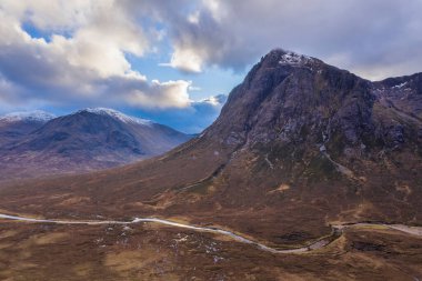 Uçan dron dramatik manzara görüntüsü Buachaille Etive Mor ve İskoçya 'da bir kış günü dağları ve vadileri çevreleyen