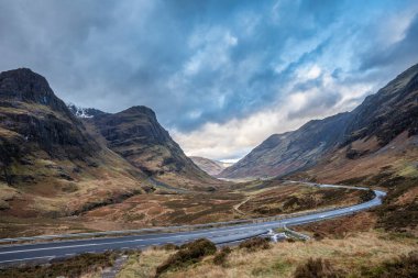 Islak bir kış gününde İskoçya 'nın Glencoe şehrindeki Üç Kız Kardeş' in destansı dramatik manzarası.