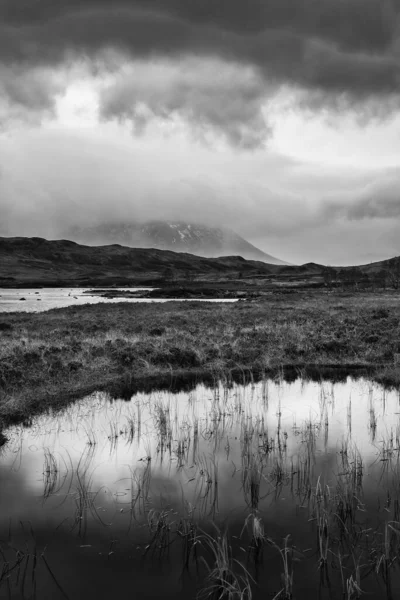 Episk Svartvitt Landskap Bild Loch Rannoch Moor Skotska Höglandet Vintermorgon — Stockfoto