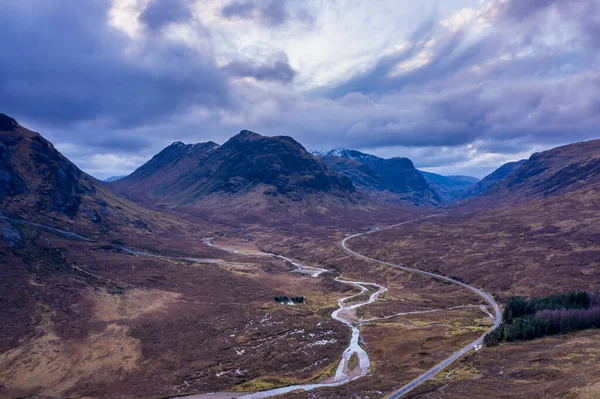冬の日にスコットランドのハイランドのグレーンセで山の川や谷の飛行ドローン劇的な風景のイメージ — ストック写真