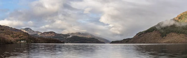 Piękny Krajobraz Poprzez Loch Lomond Patrząc Kierunku Śniegu Zakryte Ben — Zdjęcie stockowe