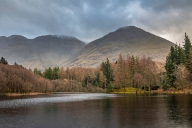 İskoçya 'nın Glencoe şehrinde bir kış günü Torren Lochan' ın güzel manzarası.