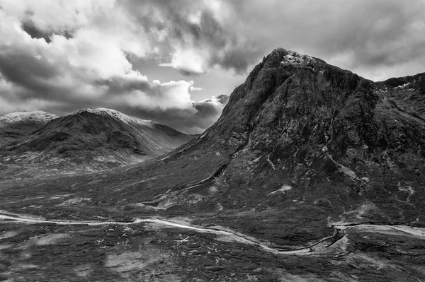 Uçan Dron Dramatik Siyah Beyaz Manzara Resmi Buachaille Etive Mor — Stok fotoğraf