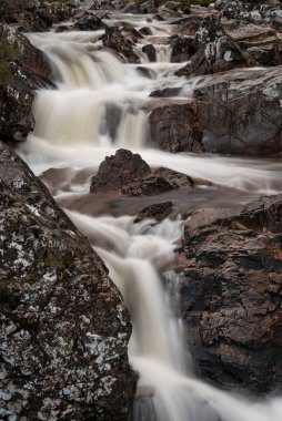 Bir kış sabahı İskoç dağlarında Buachaille Etive Mor şelalesinin çarpıcı manzara görüntüsü.