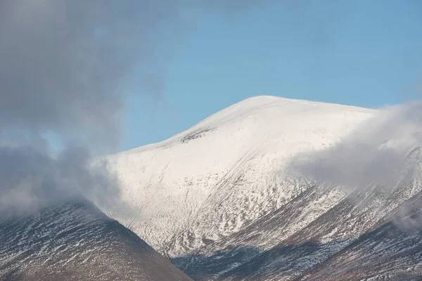 Kış Mevsiminde Lake District Teki Skiddaw Karlı Dağ Manzarasının Şaşırtıcı — Stok fotoğraf