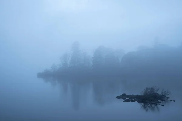 Красивый Пейзаж Туманный Derwentwater Районе Озера Холодным Зимним Утром — стоковое фото