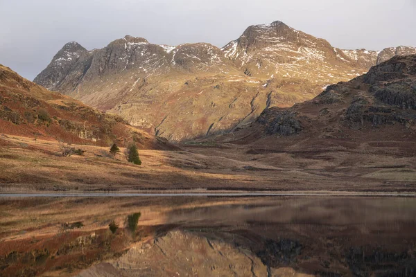 Schöner Wintersonnenaufgang Über Blea Tarn Lake District Mit Schneebedeckten Langdale — Stockfoto