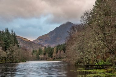 Glencoe Lochan 'ın, Glencoe' lu Pap ile bir kış akşamında çekilmiş güzel bir manzara görüntüsü.