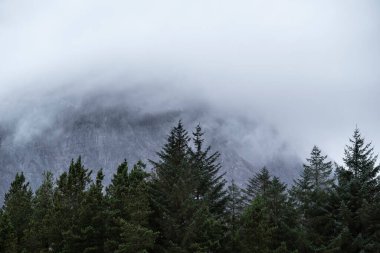 Buachaille Etive Mor ve River Etive 'in destansı dramatik manzarası İskoçya' da bir kış sabahı karamsar gökyüzü ve aydınlatma ile