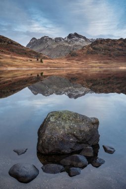 Lake District 'teki Blea Tarn' ın üzerinde kar kaplı Langdale Pikes 'le güzel bir kış gündoğumu.