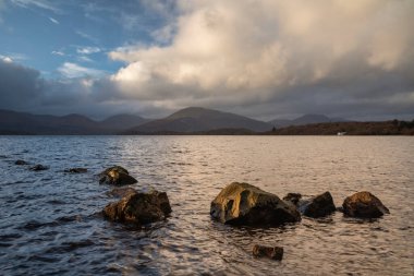 İskoç Dağları 'ndaki Lomond Gölü' ndeki Milarrochy Körfezi 'nin muhteşem manzarası.