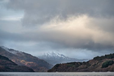 Lomond Gölü 'nün karşısındaki güzel manzara İskoç Highlands' taki Ben Lui dağ zirvesine bakıyor.