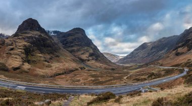 Islak bir kış gününde İskoçya 'nın Glencoe şehrindeki Üç Kız Kardeş' in destansı dramatik manzarası.