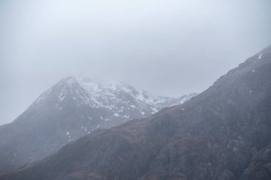 Buachaille Etive Mor ve River Etive 'in destansı dramatik manzarası İskoçya' da bir kış sabahı karamsar gökyüzü ve aydınlatma ile