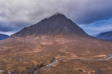 Uçan dron dramatik manzara görüntüsü Buachaille Etive Mor ve İskoçya 'da bir kış günü dağları ve vadileri çevreleyen