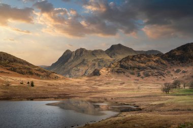 Arkaplanda Langdales Range ile Birleşik Krallık Lake District Blea Tarn 'ın çarpıcı gündoğumu manzara görüntüsü