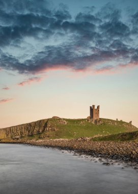 İngiltere 'nin Northumberland sahilindeki Dunstanburgh Şatosu' nun güzel manzarası.