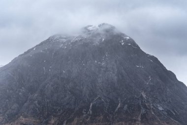 Buachaille Etive Mor ve River Etive 'in destansı dramatik manzarası İskoçya' da bir kış sabahı karamsar gökyüzü ve aydınlatma ile