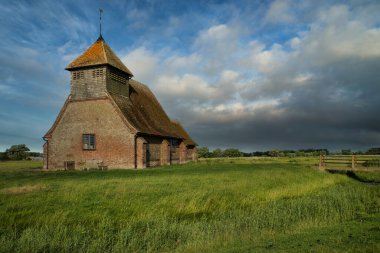 Antik Ortaçağ kilisesi manzarası Yazın gökyüzüne karşı
