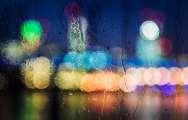 Camdan süzülen yağmur damlalarıyla Londra şehrinin kavramsal manzarası.