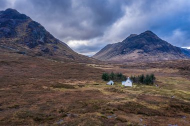 Uçan dron dramatik manzara görüntüsü Buachaille Etive Mor ve İskoçya 'da bir kış günü dağları ve vadileri çevreleyen