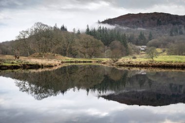 Brathay Nehri 'nden Langdale Piks Dağları' na bakan efsanevi manzara görüntüsü.