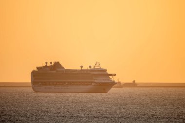 Weymouth, DORSET, 3 Nisan 2021 - P & O Seyir Gemisi Weymouth 'tan muhteşem turuncu huzurlu gün batımında ayrılıyor