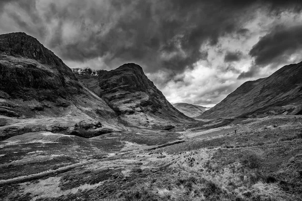 苏格兰高地格伦科的三姐妹在潮湿的冬日里的史诗般的戏剧性黑白风景画 — 图库照片