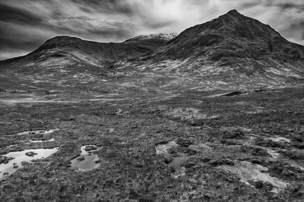 苏格兰高地格伦科山区河流和山谷冬季的无人驾驶飞机戏剧性的黑白景观图像 — 图库照片