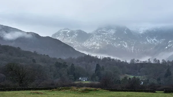 Impresionante Imagen Paisaje Elterwater Hacia Langdale Pikes Niebla Mañana Invierno —  Fotos de Stock